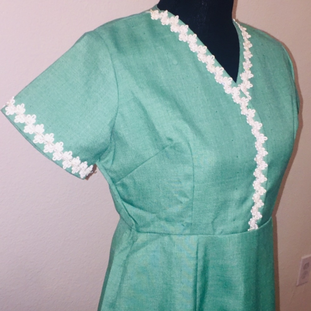 Vintage 60's Custom-made green dress with beaded decorative trim - Picture 5 of 11
